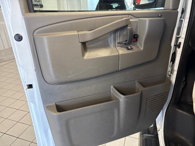 2024 Chevrolet Express Passenger 3500 1LT