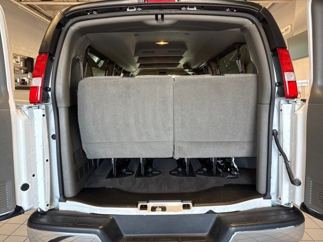 2024 Chevrolet Express Passenger 3500 1LT