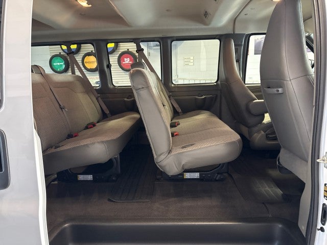 2024 Chevrolet Express Passenger 3500 1LT
